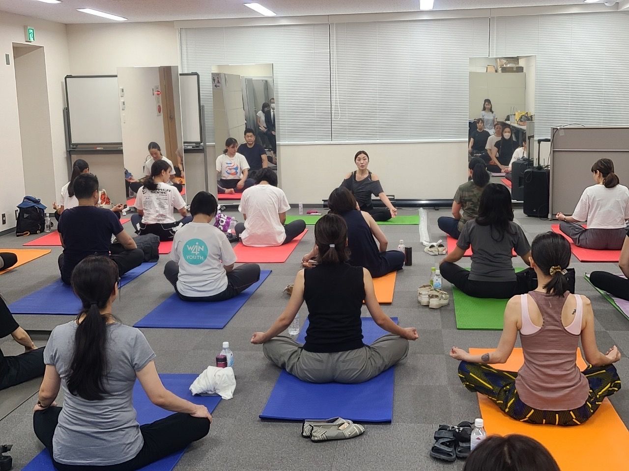 日本成人病予防協会 ヨガセミナーでyocoが指導する様子
