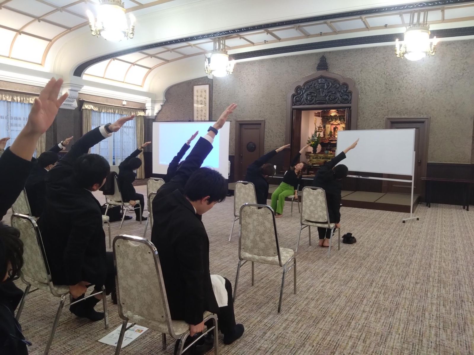 築地本願寺 社員向けメンタルヘルス研修（椅子ヨガ）の様子