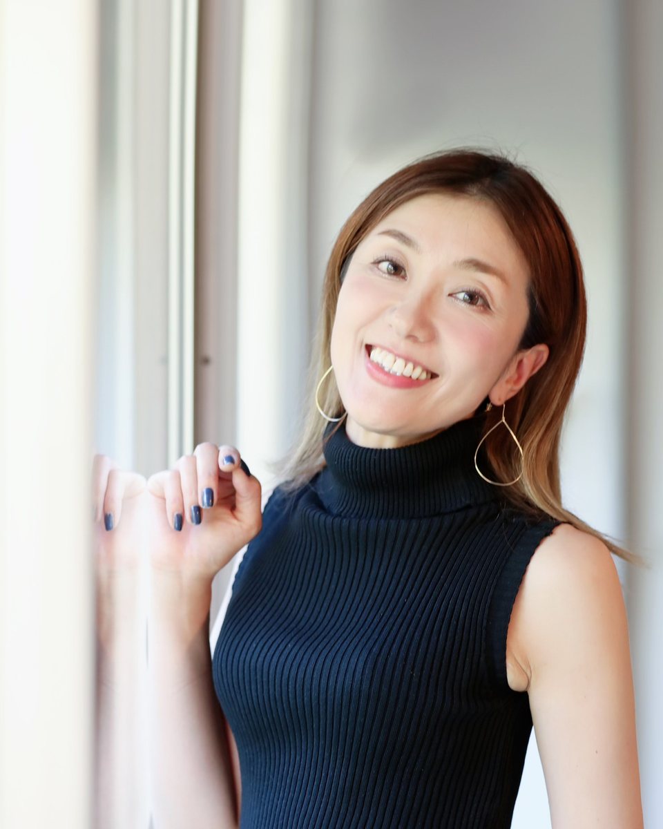 笑顔でメッセージを伝えるyoco